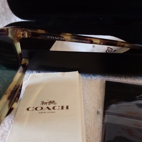 Coach HC8399U 5171/71 Sunglasses – Tokyo Tortoise Frame Green Solid Lens - Picture 2 of 3